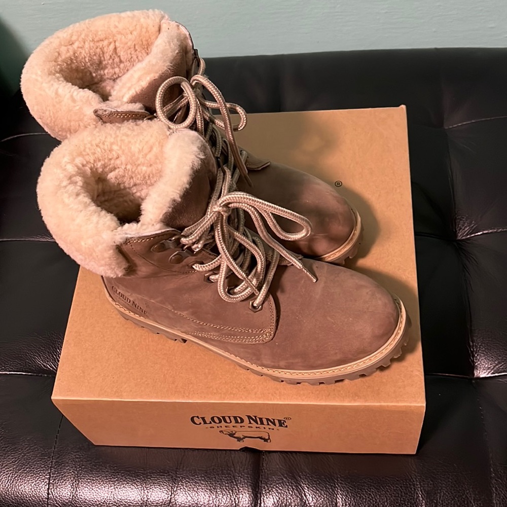 Winter boots, natural sheepskin 100 %, size L/8, good for 7.5, Cloud Nine, box
